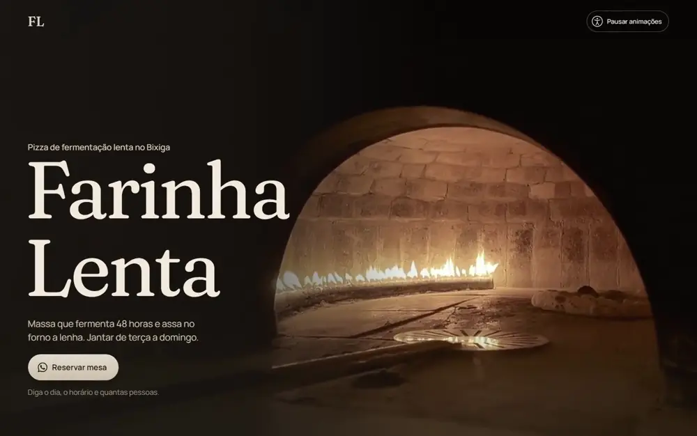 O site modelo da pizzaria Farinha Lenta aberto no computador, com o fogo do forno a lenha em movimento.