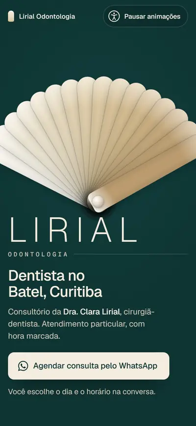 Site modelo de consultório odontológico, verde-escuro, com um leque de tons claros.